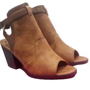 Madeline size 6.5 M Wisteria Tan color